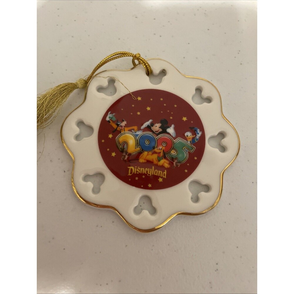 Disneyland 2005 Collectors Snowflake Ornament Authentic Disney Parks Pixar